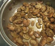 Жарим грибы шампиньоны, радуем семью Как потушить шампиньоны в сковороде с капустой